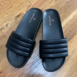 💕5/$15 Danskin Slippers in black , NEW